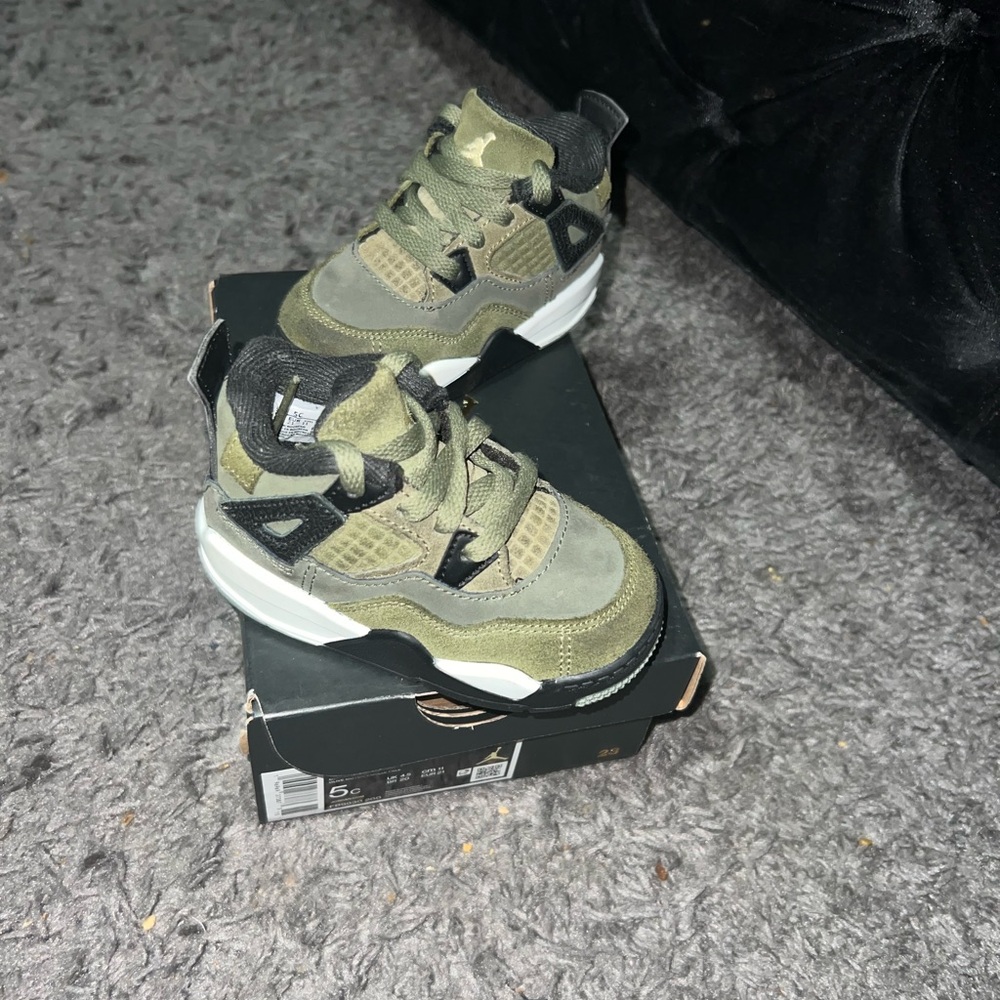 Green Jordan 4’s gentle worn